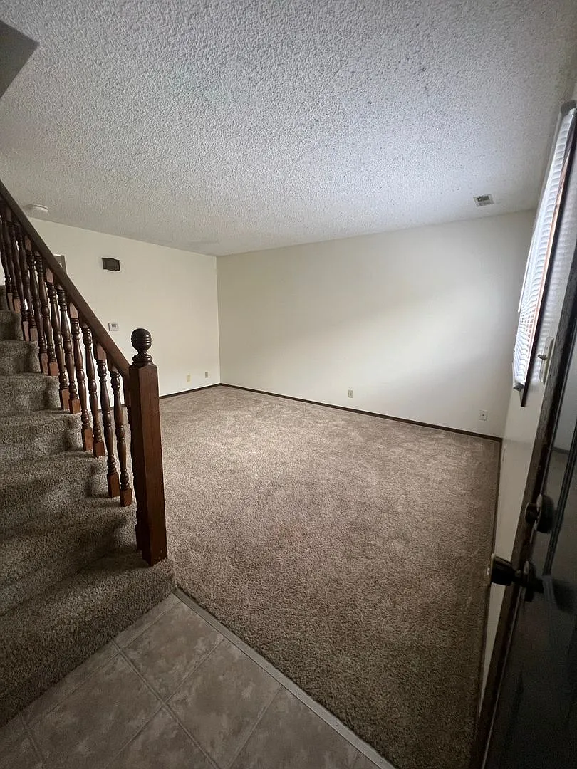 Building Photo - 509 S Elm Ave #8