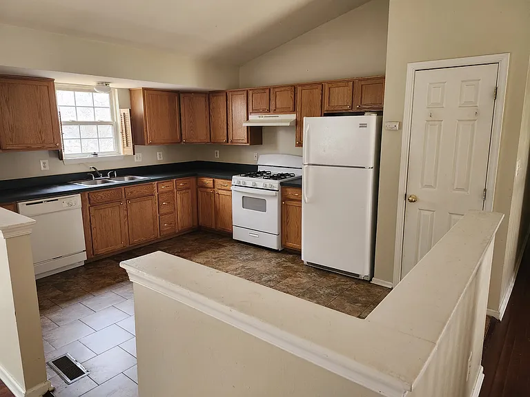 8 Pembroke Ln — Photo 8