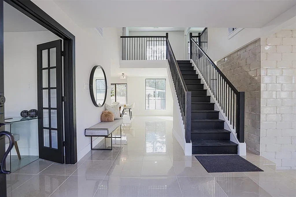 6 bed, 5.5 bath, 5352 sqft, $11,000 — Photo 3