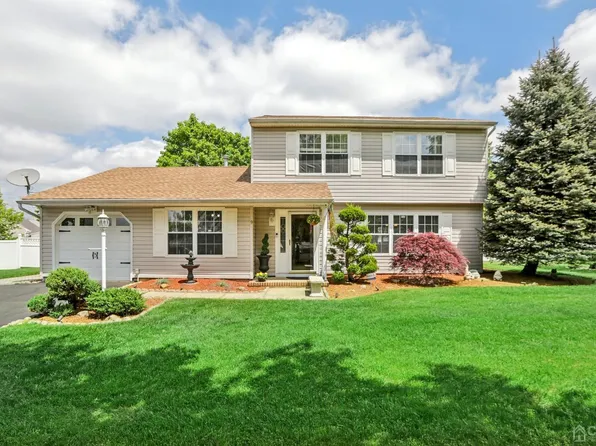 9 Surrey Ln, Piscataway, NJ 08854