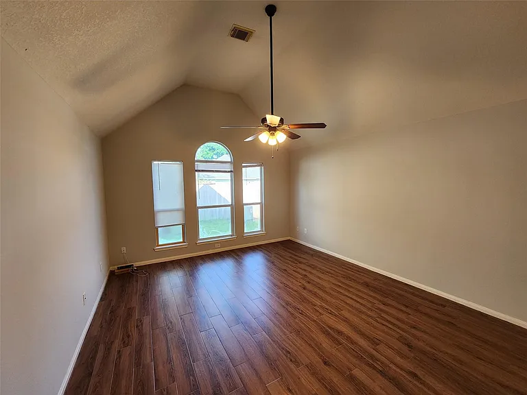 1011 Lexington Green Dr — Photo 14
