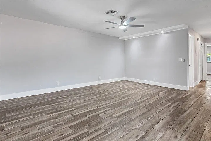 10131 NW 35th St — Photo 3