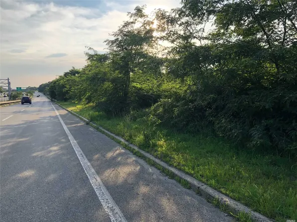 333 N Service Rd, Patchogue, NY 11772