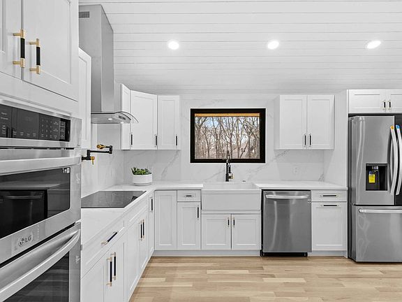 5th image of 105 Old Riverhead Rd
