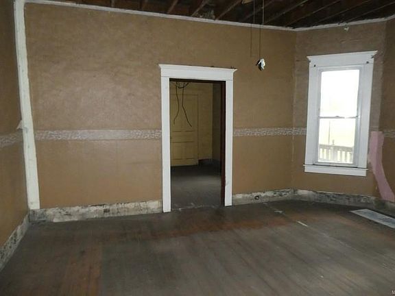 2nd image of 302 N Illinois Ave