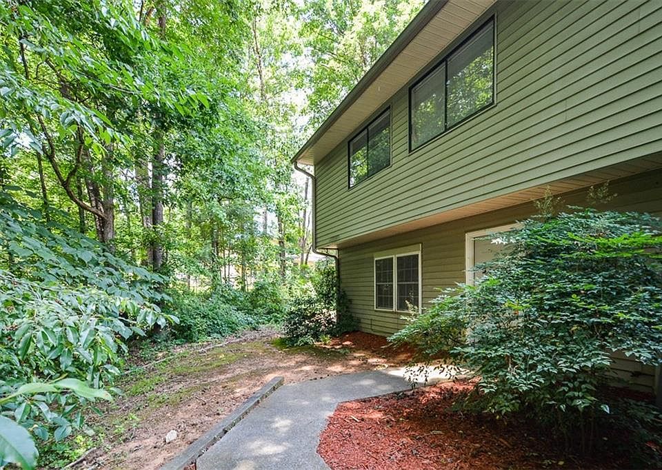 Entrance to unit. Well-maintained grounds.