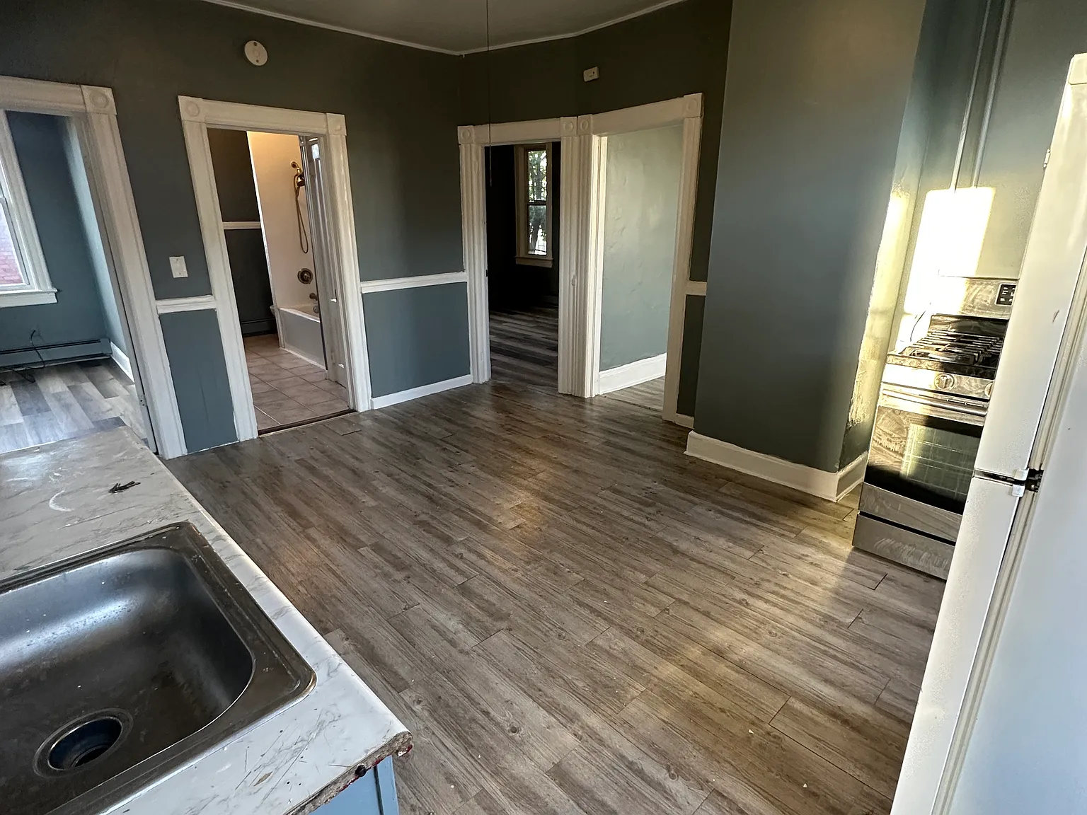 3 bed, 950 sqft, $1,349 — Photo 2