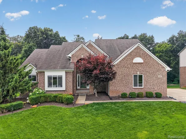 30007 Bradford Dr, New Hudson, MI 48165