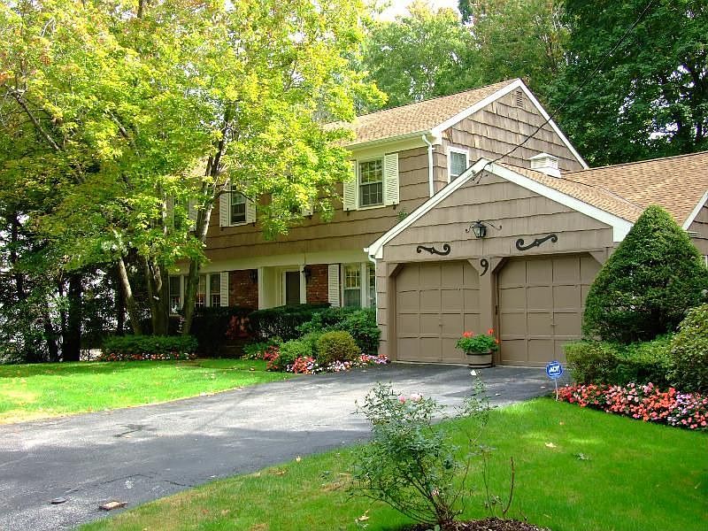 1st image of 9 Pinebrook Dr
