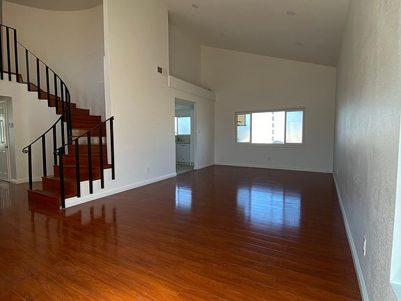 Vaulted ceiling, open concept living/dining room