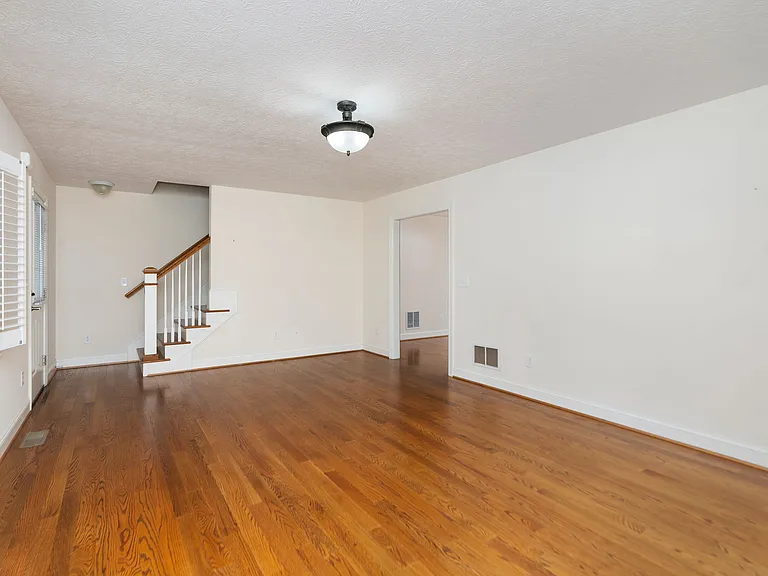 205 College Cir — Photo 2