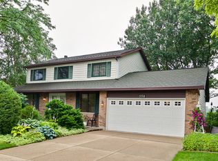 558 Whispering Pines Rd, Lindenhurst, IL 60046