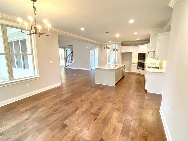 327 Belfair Cv — Photo 11