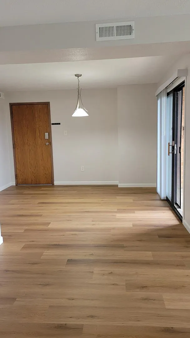 Amazing North Side Condominium — Photo 3