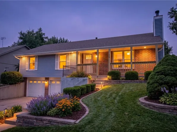449 Hithergreen Dr, Lansing, KS 66043