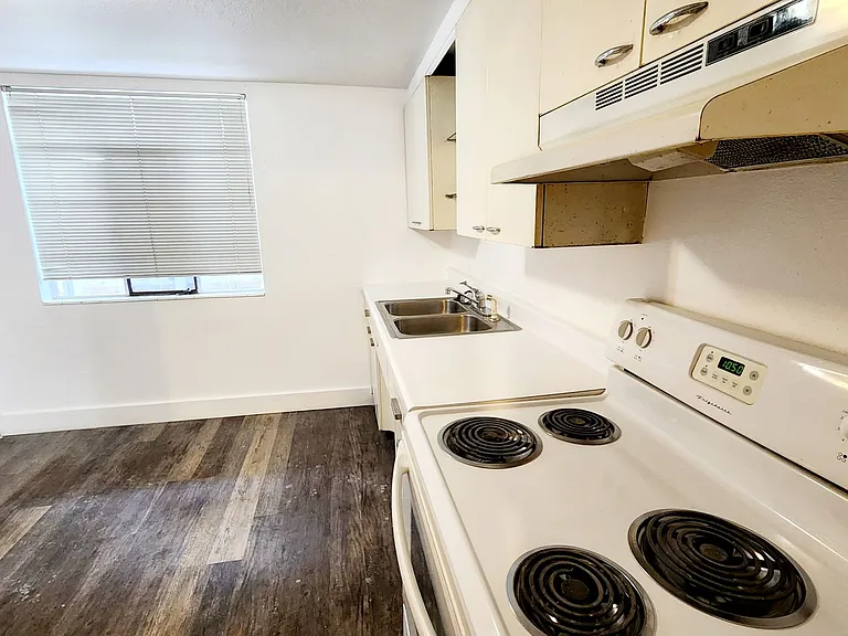 111 E Plum St — Photo 29