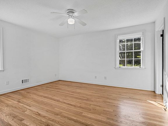 5th image of 824 Eastmont Dr