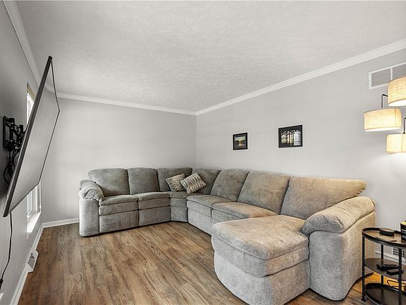 3rd image of 221 Arrowhead Ln