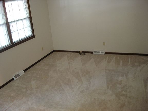 4th image of 405 NE Sharon Dr
