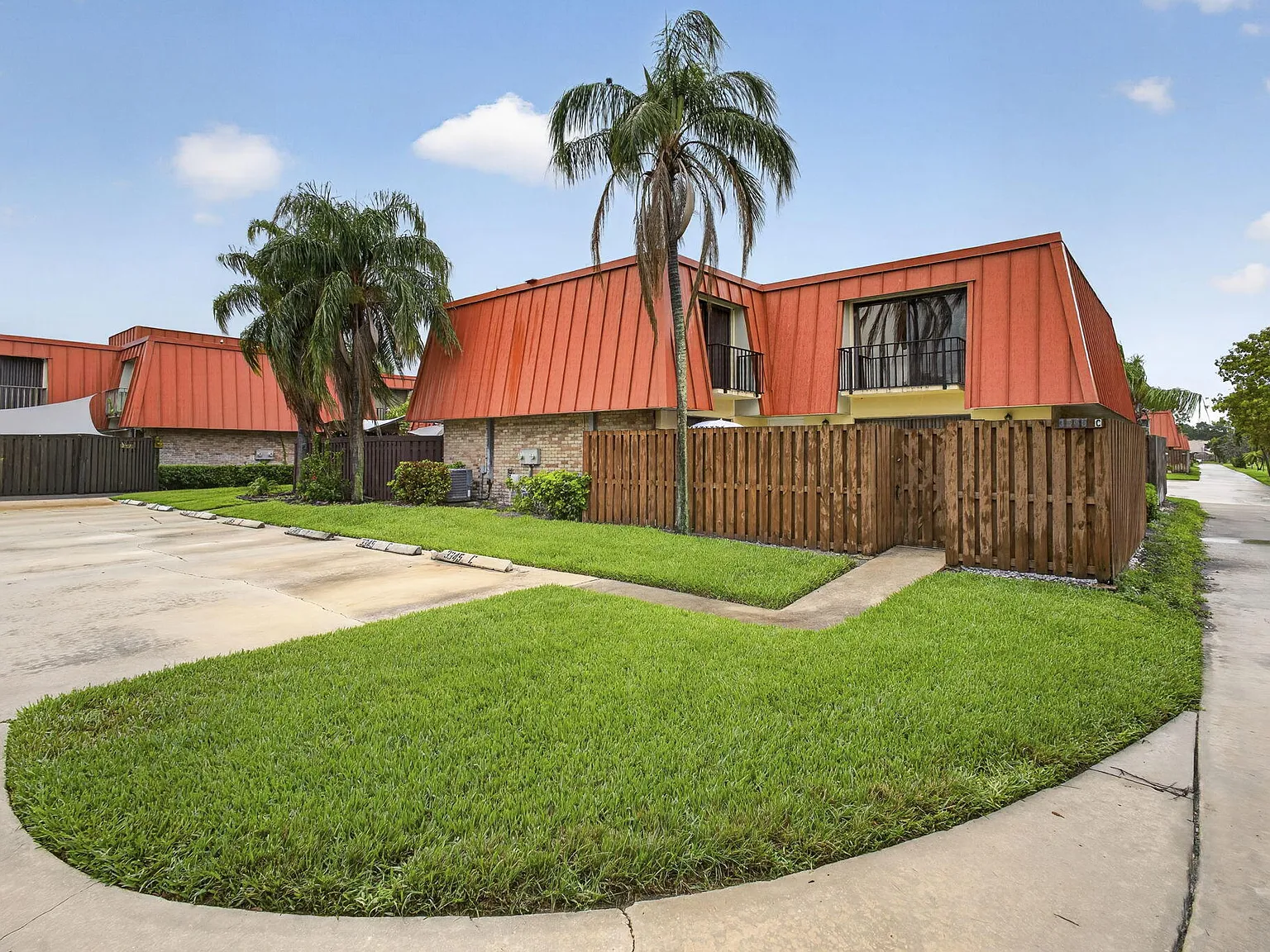 2 bed, 2.0 bath, 1184 sqft, $2,700 — Photo 2