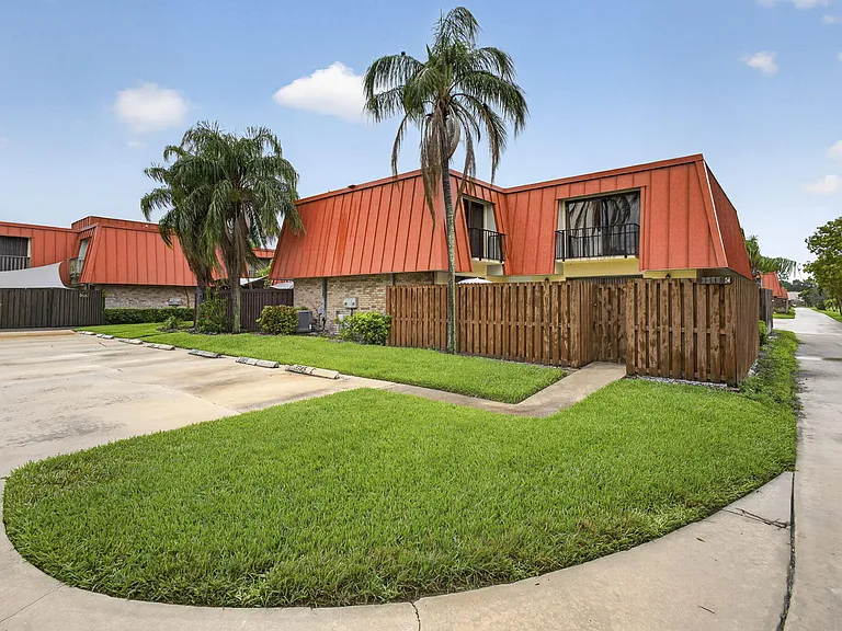 3345 Meridian Way N #C — Photo 2