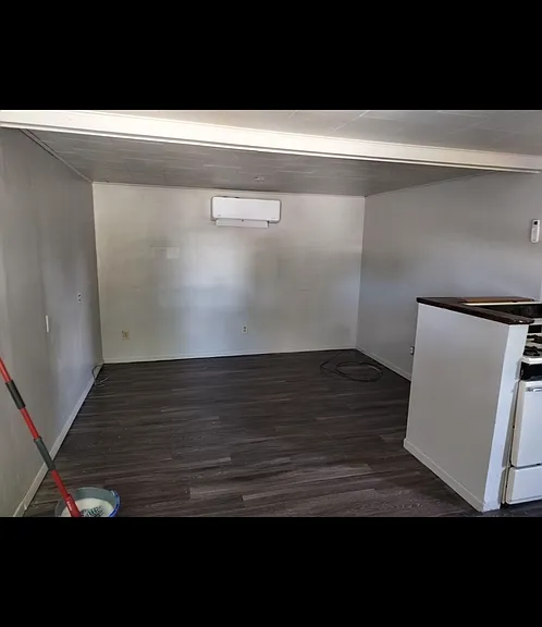 906 Gilbert St — Photo 2