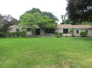 4 Redwood Ln, Woodbridge, CT 06525