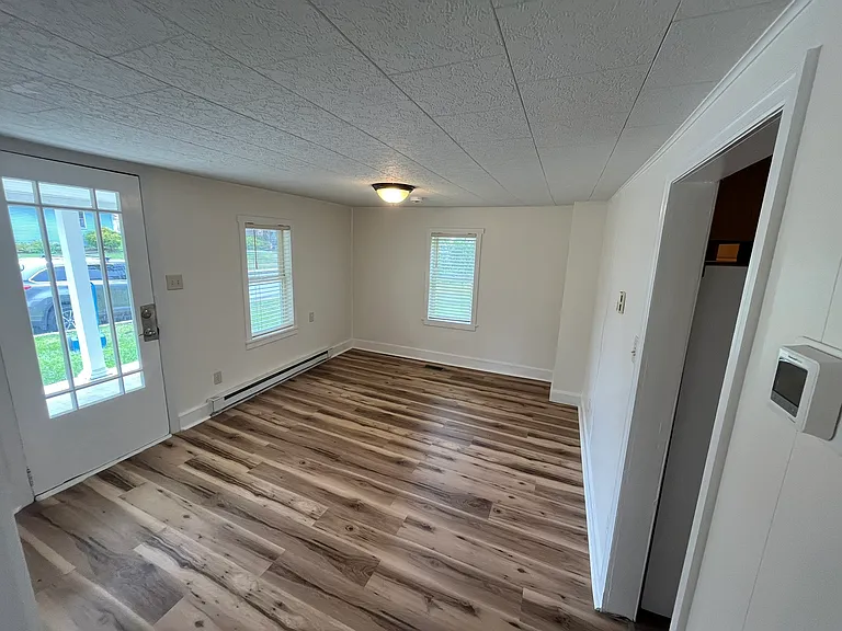 328 Tyrone St — Photo 3