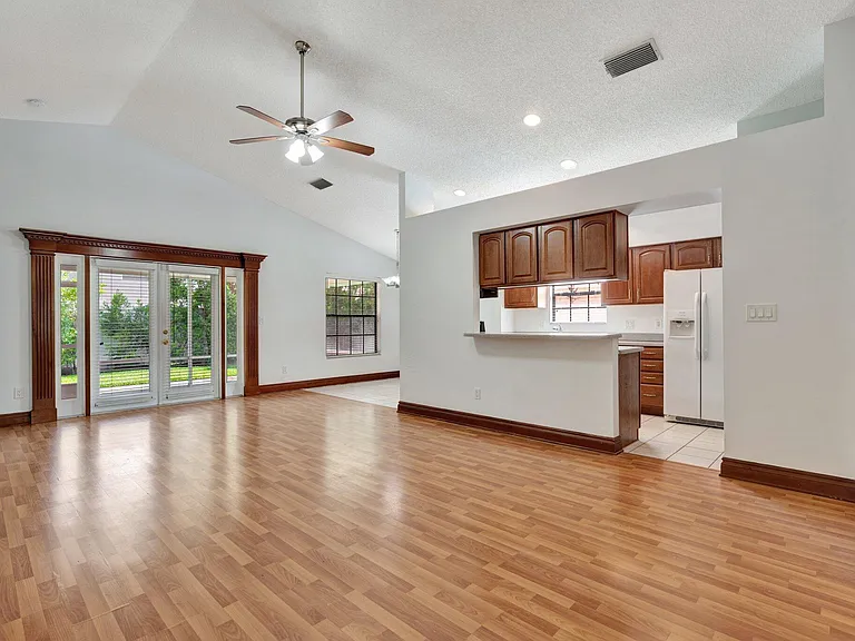 6149 Foster St — Photo 3