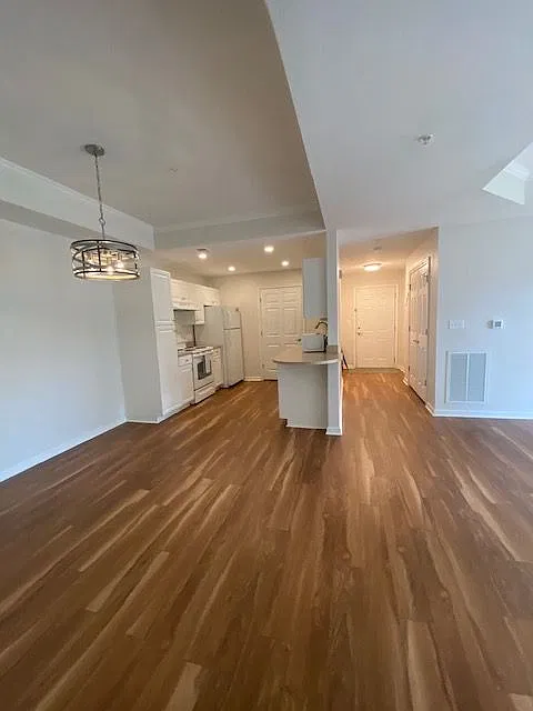 2 bed, 2.0 bath, 1111 sqft, $2,000 — Photo 3