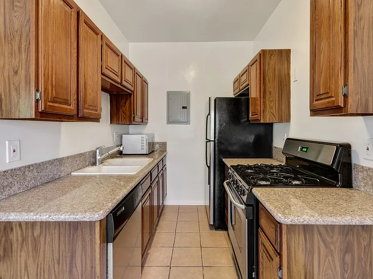 232 S Reeves Dr — Photo 14