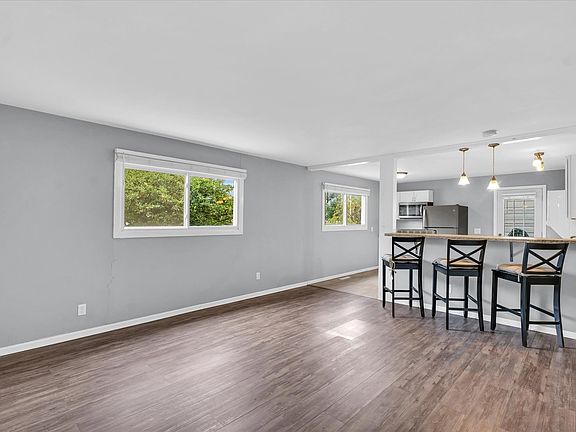 4th image of 2402 W Kirby Ave