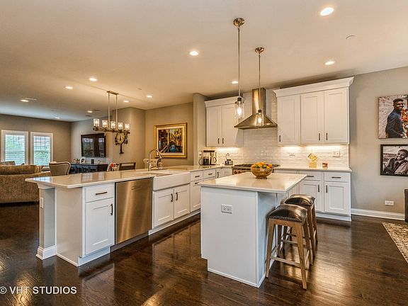 3rd image of 692 Parkside Ct