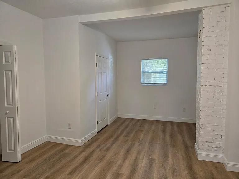 403 Avenue J SE — Photo 4