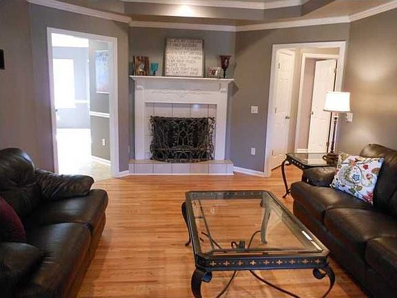 3rd image of 8727 Brookhill Dr
