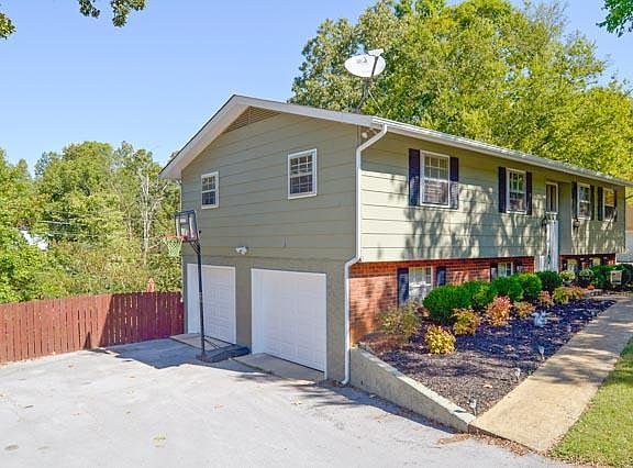 3rd image of 805 Ashwood Ln