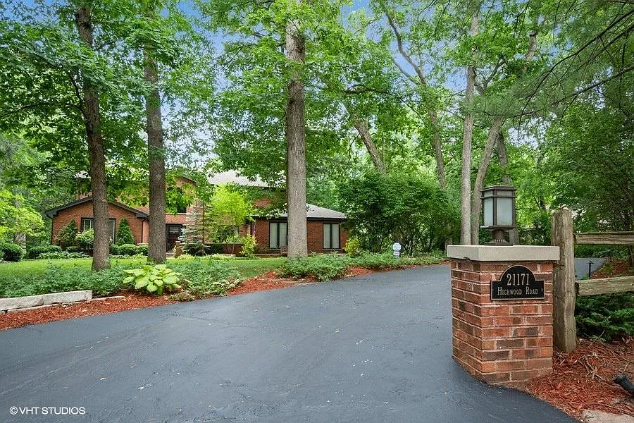 21171 N Highwood Rd photo 1