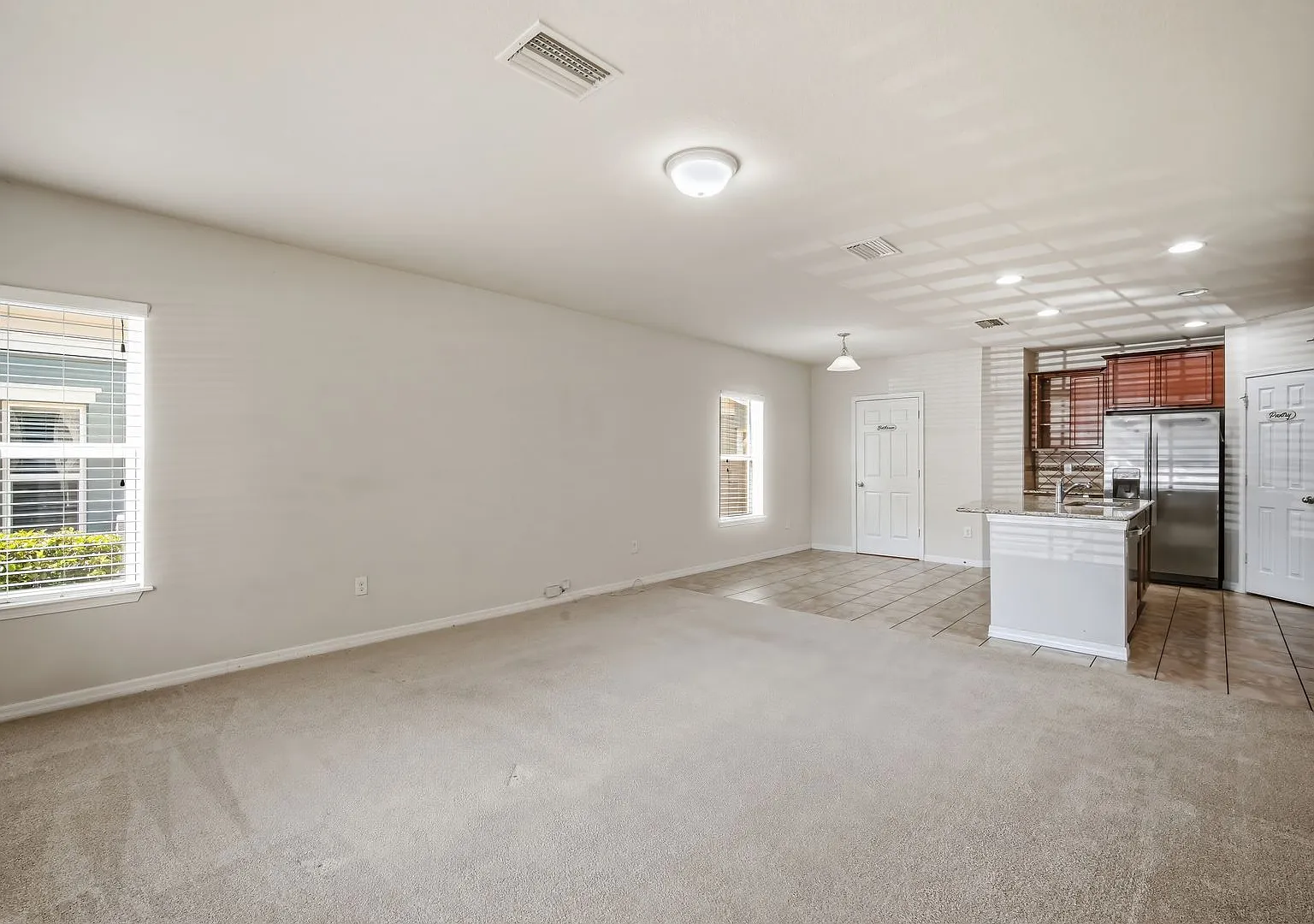 Beautiful 2-Bedroom Townhome in Gated Magnolia Park Water Included — Photo 4