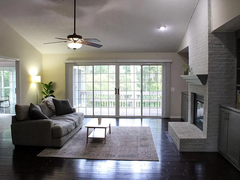 722 Chelsea Dr — Photo 2