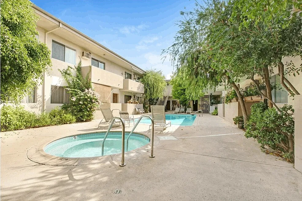 Encino Hillcrest Apartment — Photo 4