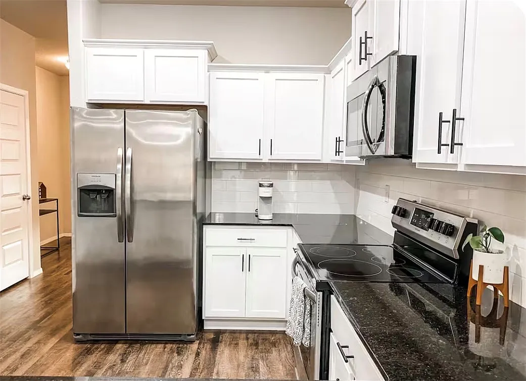 3 bed, 2.0 bath, 1612 sqft, $3,000 — Photo 3