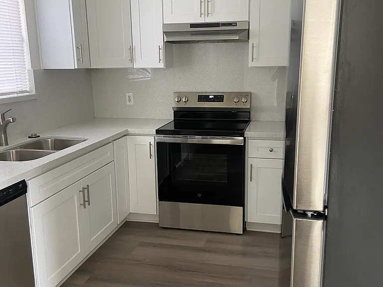 805 Arcadia Ave — Photo 1