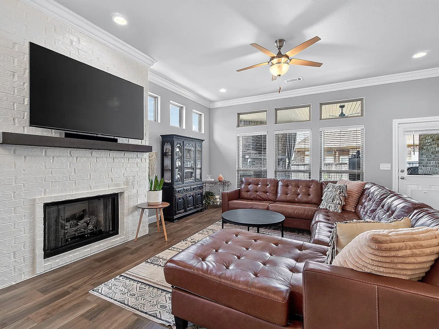 4 bed, 2417 sqft, $2,750 — Photo 2