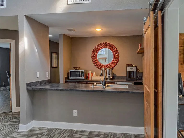 Oak Tree Village Apartments Lounge Amenity