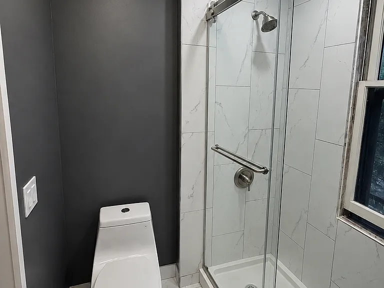 Full bathroom 1