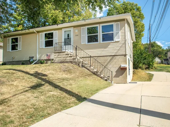 214 7th St NE, Waverly, IA 50677