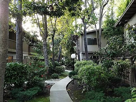 Del Monico Apartments — Photo 9