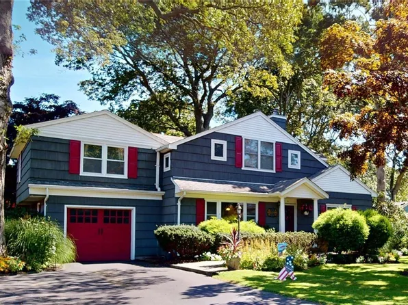 11 Florence Place, Center Moriches, NY 11934