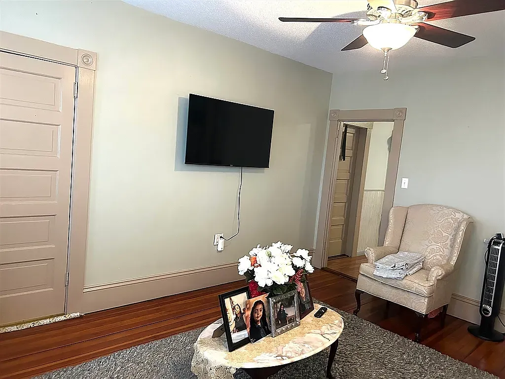 3 bed, 1146 sqft, $2,200 — Photo 4