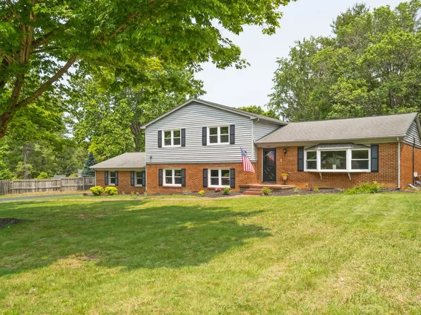 2822 Plantation Ln, Waynesboro, VA 22980